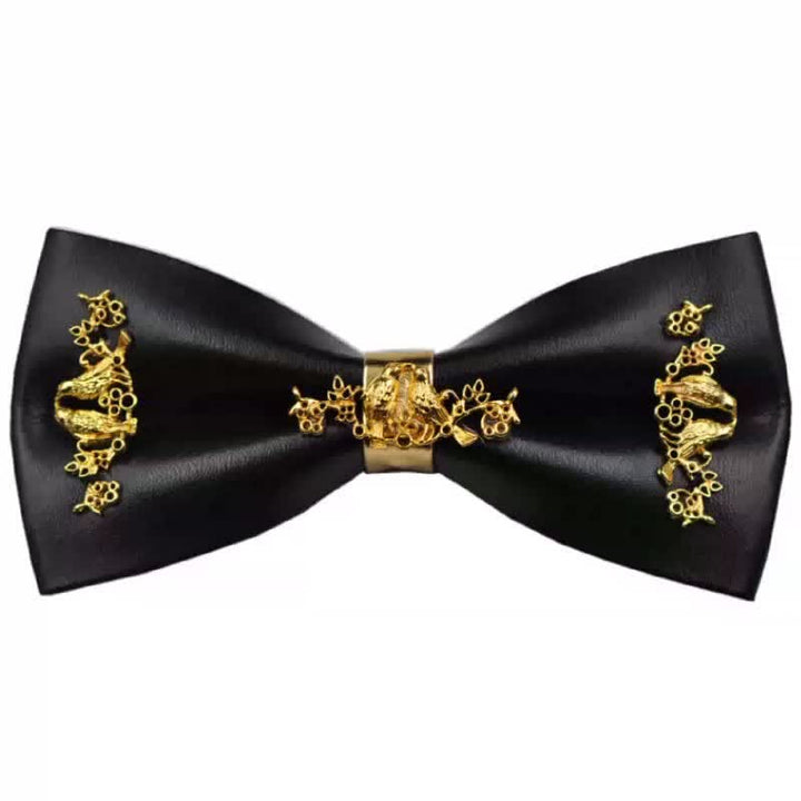Pajarita de cuero sintético negro con detalles de flores de metal dorado para hombre