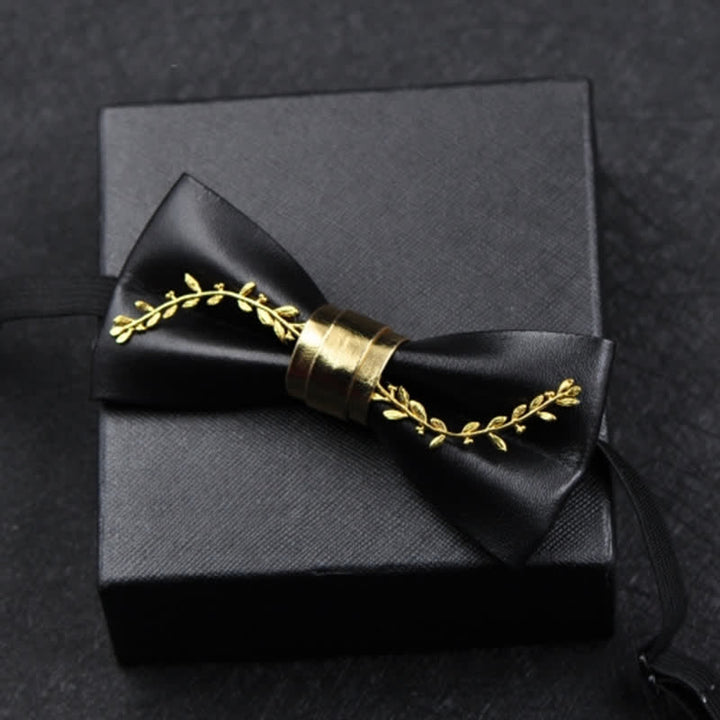 Pajarita de cuero sintético negro con detalles de flores de metal dorado para hombre