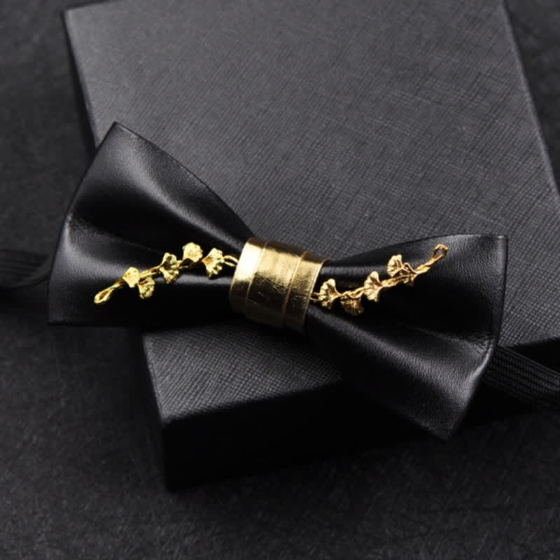Pajarita de cuero sintético negro con detalles de flores de metal dorado para hombre