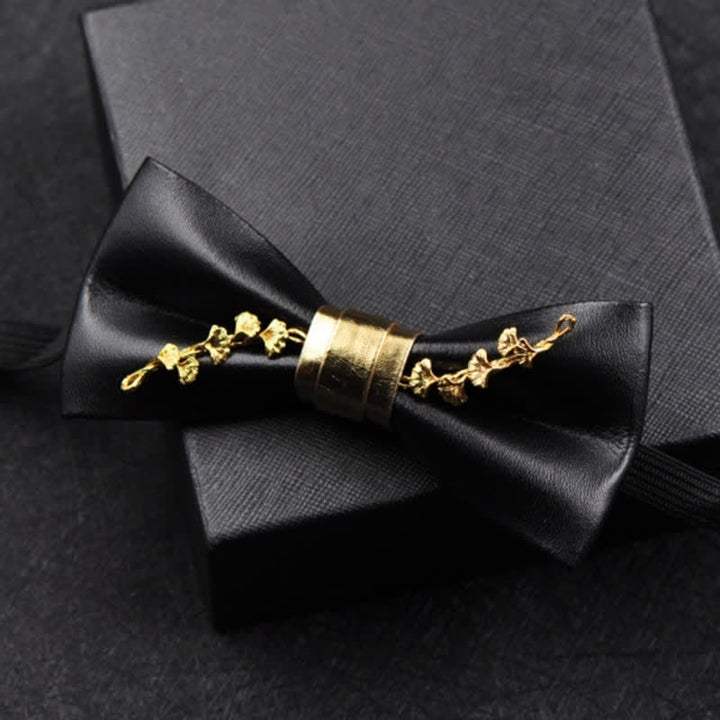 Pajarita de cuero sintético negro con detalles de flores de metal dorado para hombre