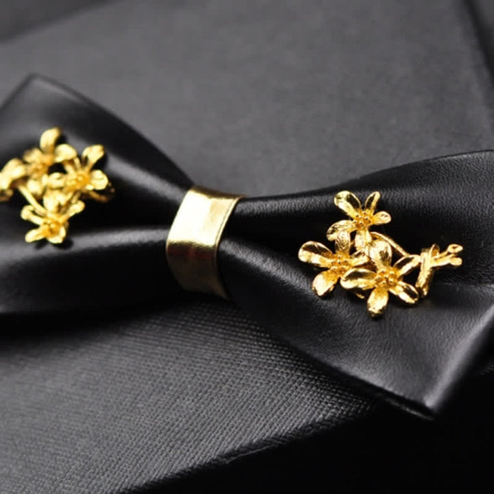 Pajarita de cuero sintético negro con detalles de flores de metal dorado para hombre
