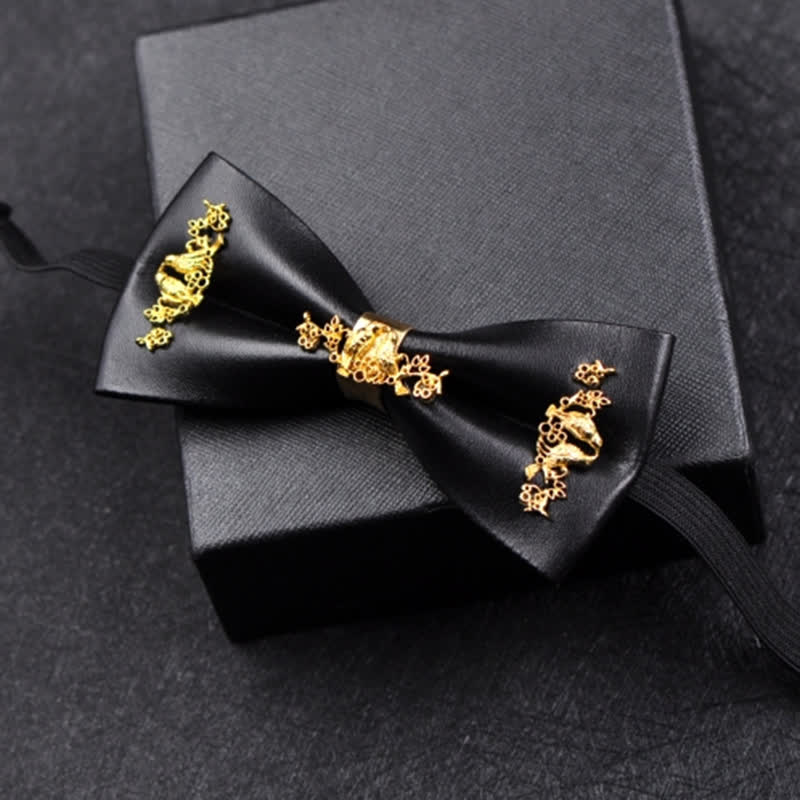 Pajarita de cuero sintético negro con detalles de flores de metal dorado para hombre