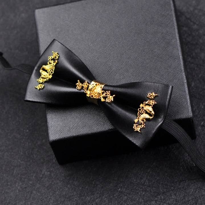 Pajarita de cuero sintético negro con detalles de flores de metal dorado para hombre