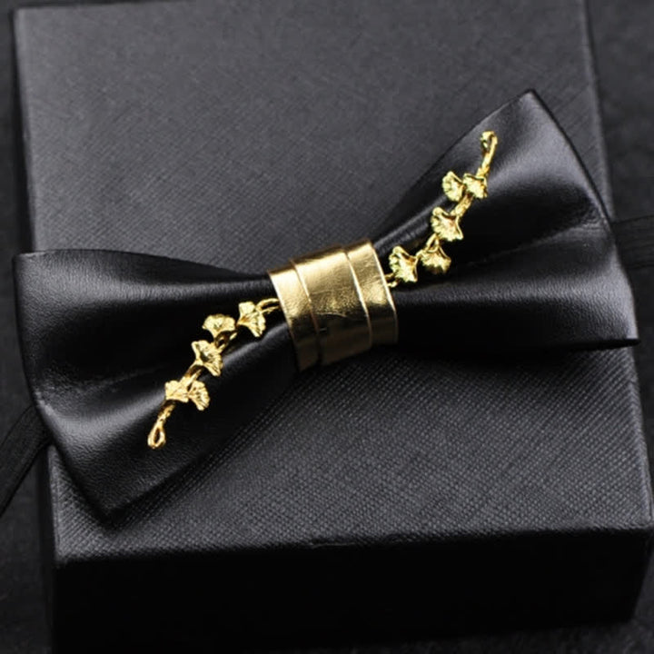 Pajarita de cuero sintético negro con detalles de flores de metal dorado para hombre