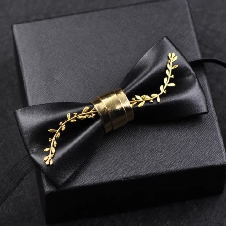 Pajarita de cuero sintético negro con detalles de flores de metal dorado para hombre