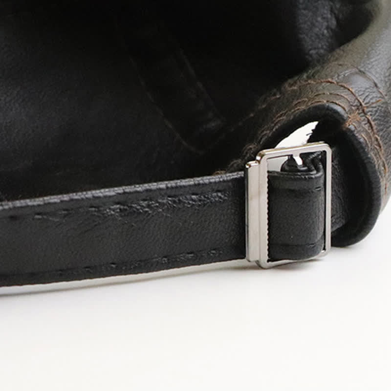 Boina de cuero con diseño moderno de cordones laterales
