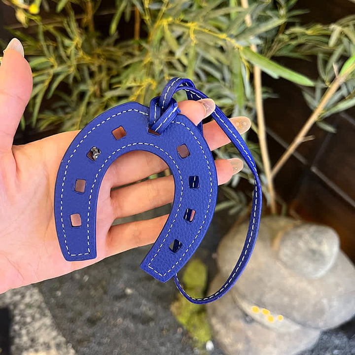 Colgante sencillo de herradura de cuero para colgar.