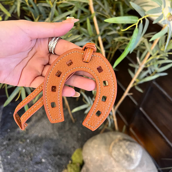 Colgante sencillo de herradura de cuero para colgar.