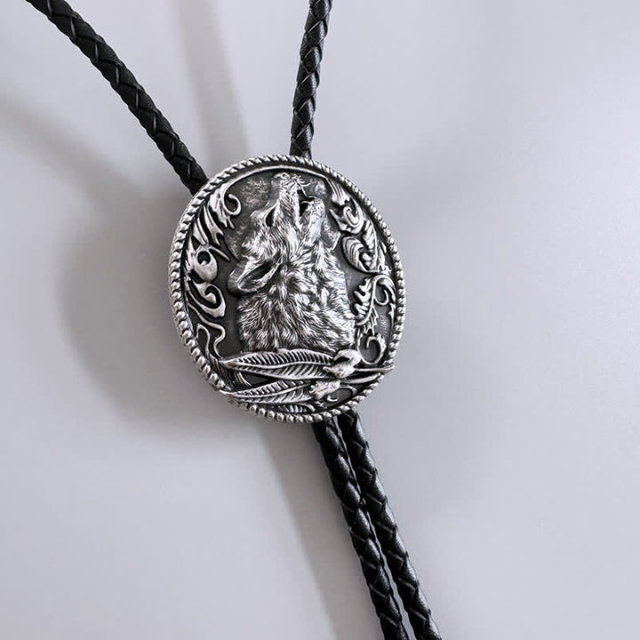 Bolo Tie con cabeza de lobo aullando rodeada de hojas