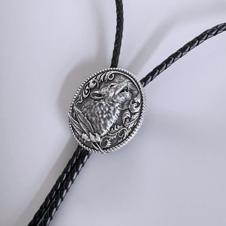 Bolo Tie con cabeza de lobo aullando rodeada de hojas