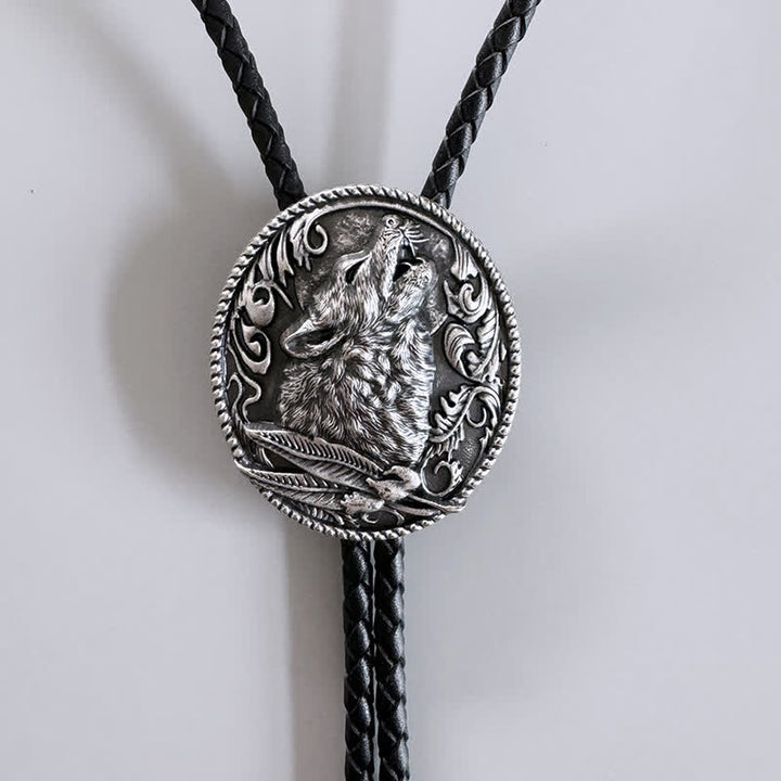 Bolo Tie con cabeza de lobo aullando rodeada de hojas