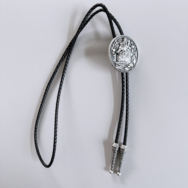 Bolo Tie con cabeza de lobo aullando rodeada de hojas