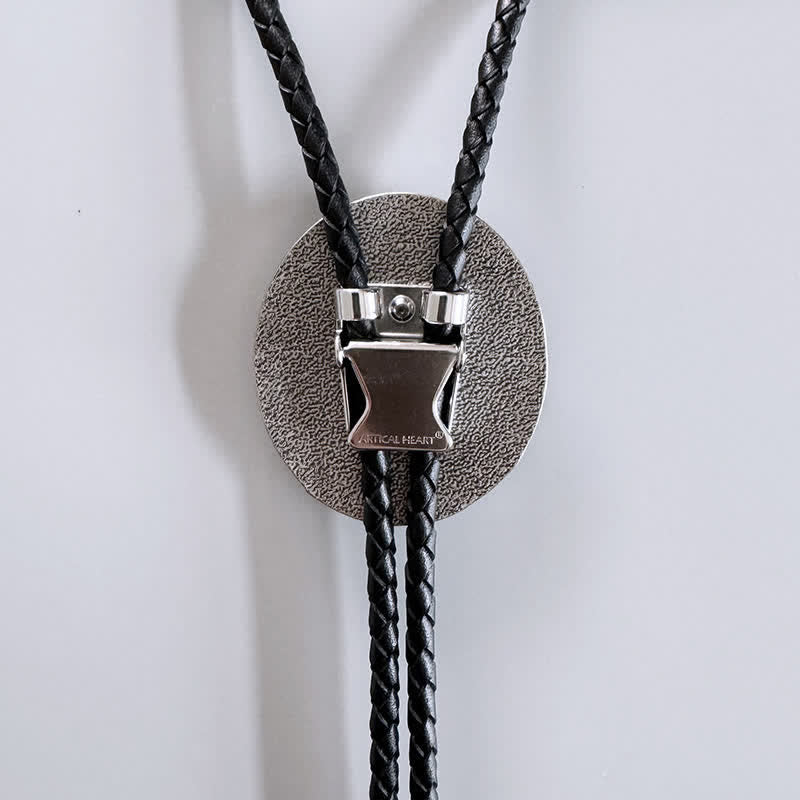 Bolo Tie con cabeza de lobo aullando rodeada de hojas