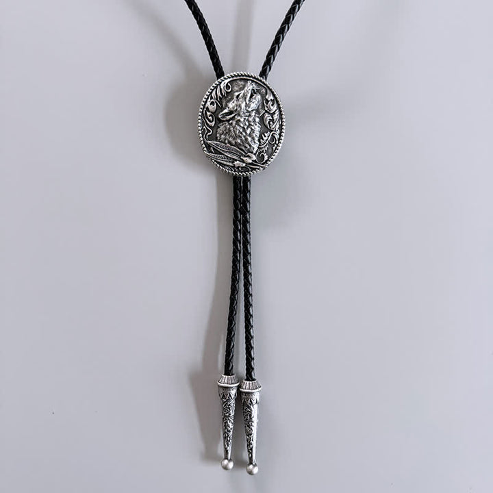 Bolo Tie con cabeza de lobo aullando rodeada de hojas