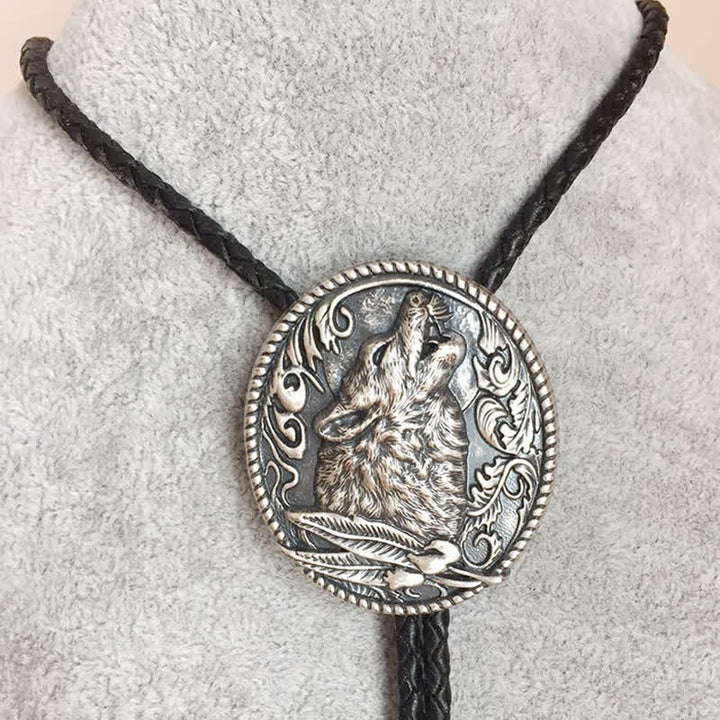 Bolo Tie con cabeza de lobo aullando rodeada de hojas