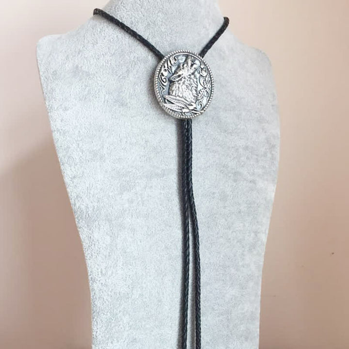 Bolo Tie con cabeza de lobo aullando rodeada de hojas