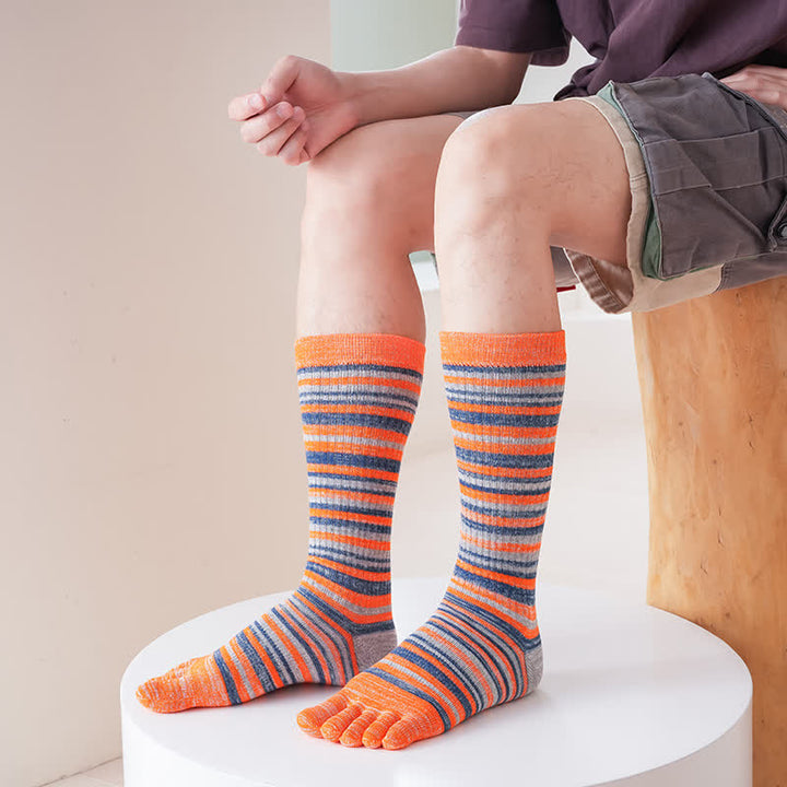 Calcetines de cinco dedos a rayas de colores y cómodos hasta media pantorrilla para hombre