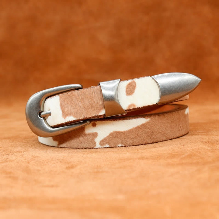 Cinturón de cuero con hebilla plateada clásica y estampado de vaca de piel sintética.