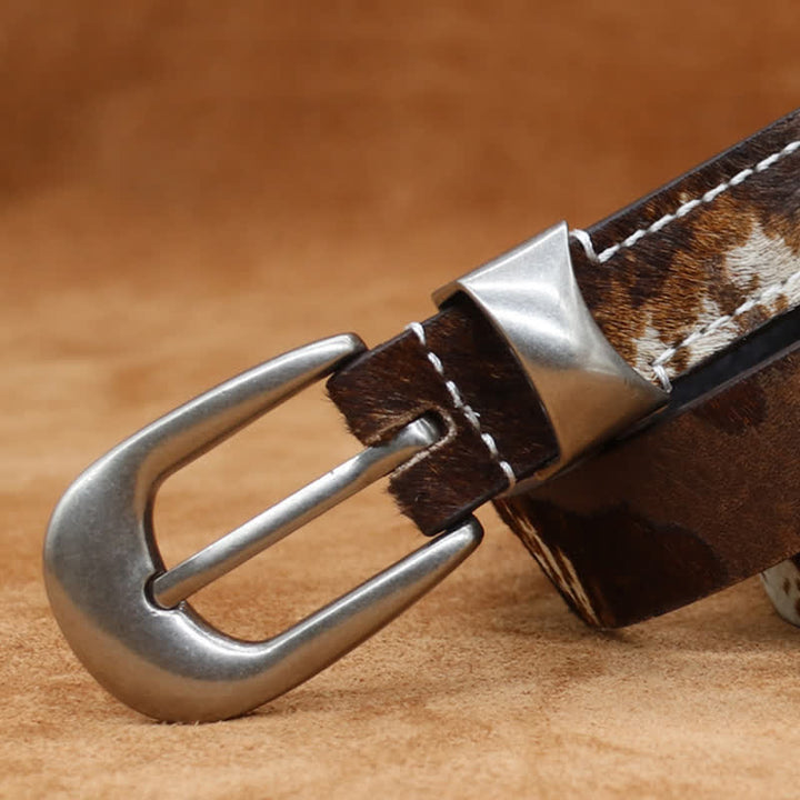 Cinturón de cuero con hebilla plateada clásica y estampado de vaca de piel sintética.