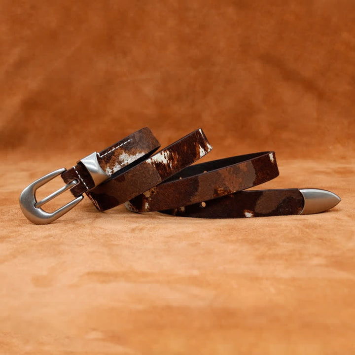 Cinturón de cuero con hebilla plateada clásica y estampado de vaca de piel sintética.