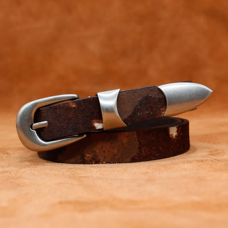 Cinturón de cuero con hebilla plateada clásica y estampado de vaca de piel sintética.