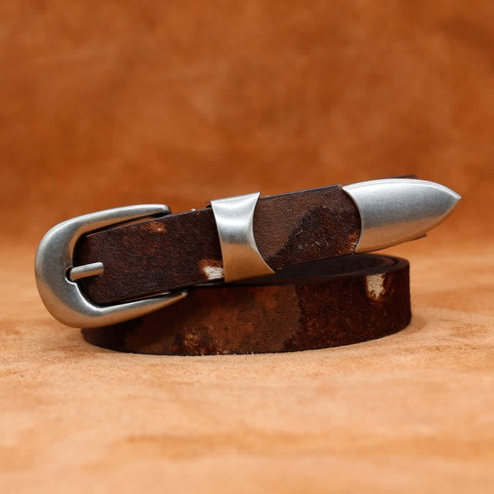 Cinturón de cuero con hebilla plateada clásica y estampado de vaca de piel sintética.