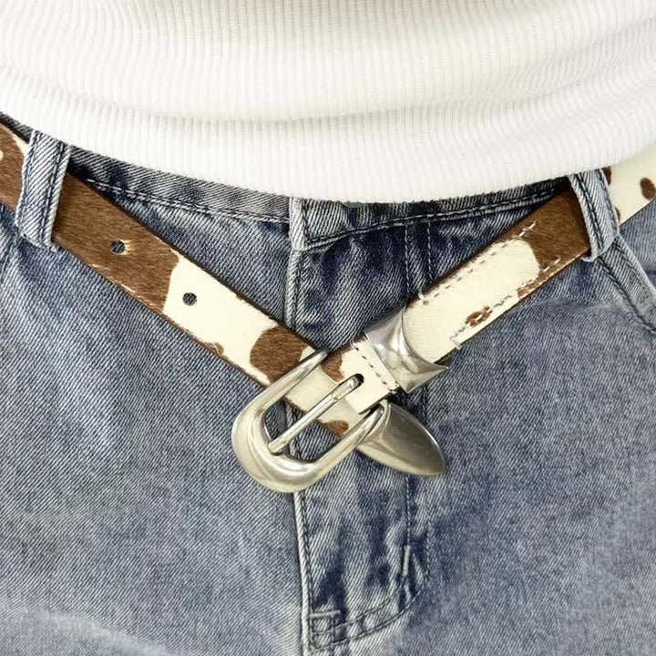 Cinturón de cuero con hebilla plateada clásica y estampado de vaca de piel sintética.