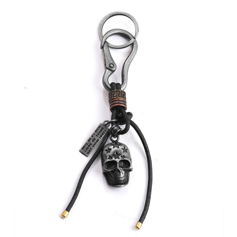 Llavero de cuero negro con estrella tallada y cabeza de calavera gótica
