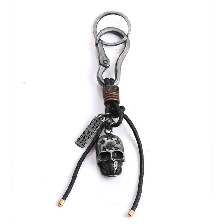 Llavero de cuero negro con estrella tallada y cabeza de calavera gótica