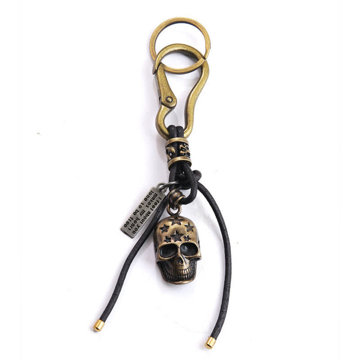 Llavero de cuero negro con estrella tallada y cabeza de calavera gótica