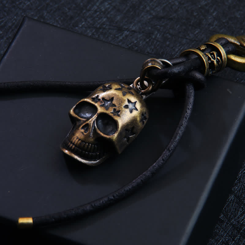Llavero de cuero negro con estrella tallada y cabeza de calavera gótica