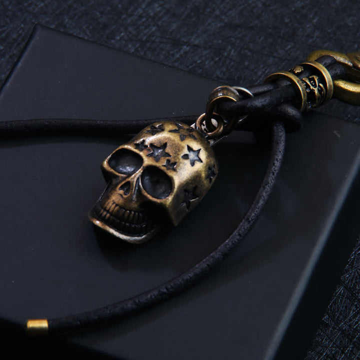 Llavero de cuero negro con estrella tallada y cabeza de calavera gótica