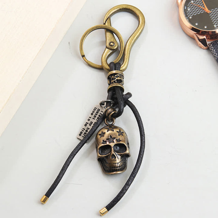 Llavero de cuero negro con estrella tallada y cabeza de calavera gótica