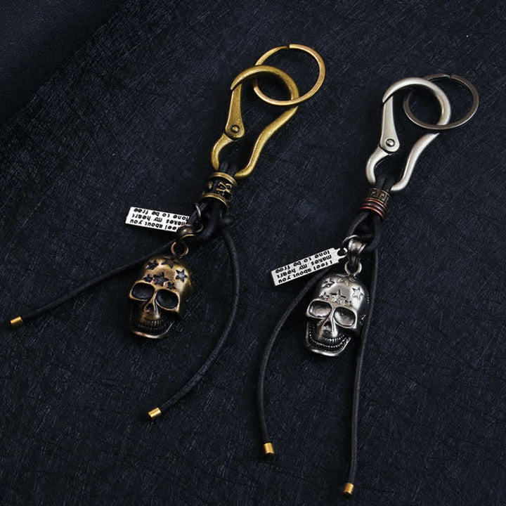 Llavero de cuero negro con estrella tallada y cabeza de calavera gótica
