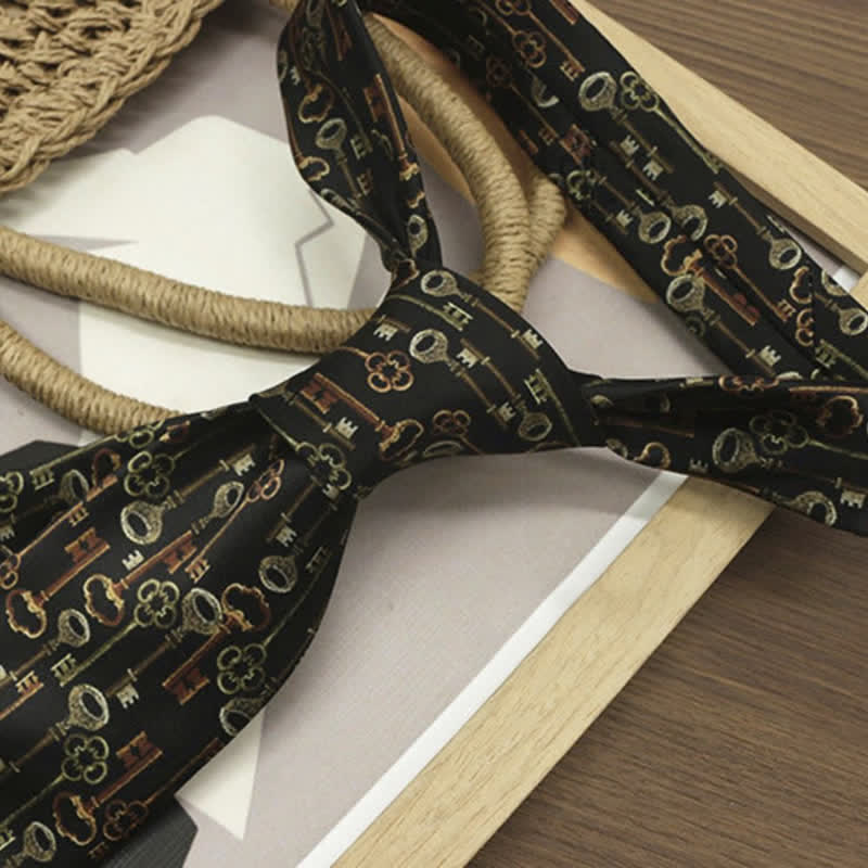 Corbata para hombre con estampado retro de llaves negras intrincadas