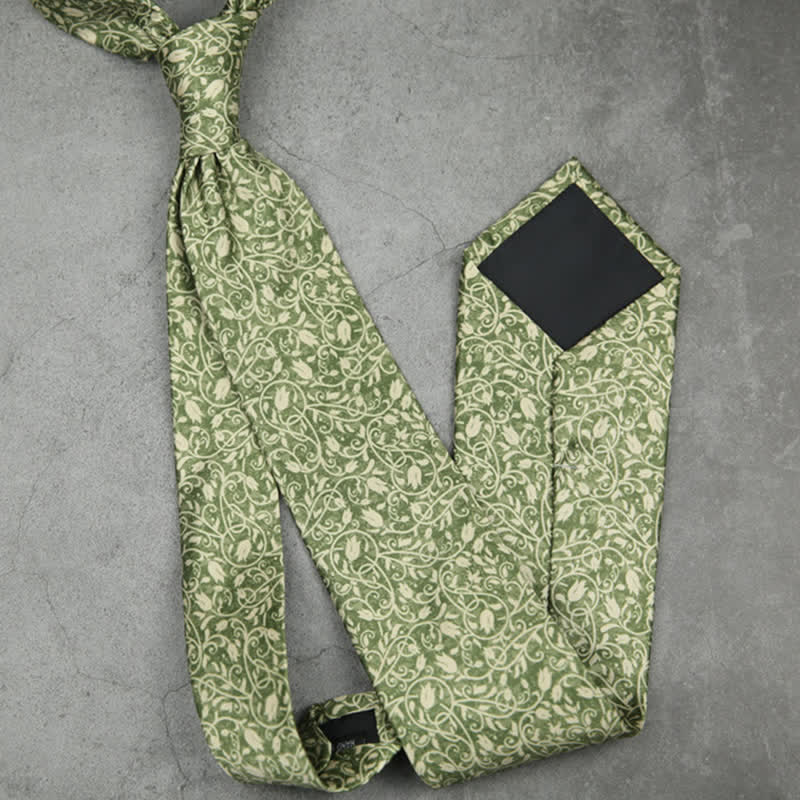 Corbata para hombre con estampado floral de enredaderas verdes y blancas