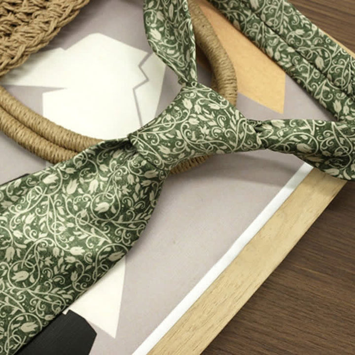 Corbata para hombre con estampado floral de enredaderas verdes y blancas