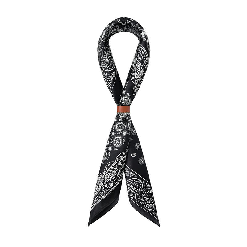 Bufanda cuadrada con diseño de cuadrícula de cuatro cuadros y estampado paisley en blanco y negro.