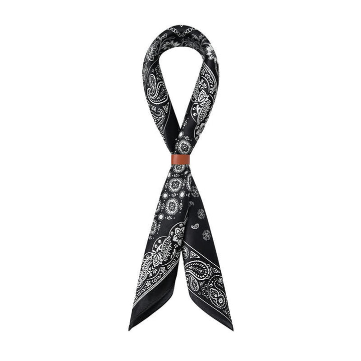 Bufanda cuadrada con diseño de cuadrícula de cuatro cuadros y estampado paisley en blanco y negro.