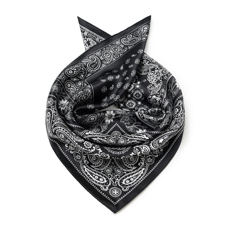 Bufanda cuadrada con diseño de cuadrícula de cuatro cuadros y estampado paisley en blanco y negro.