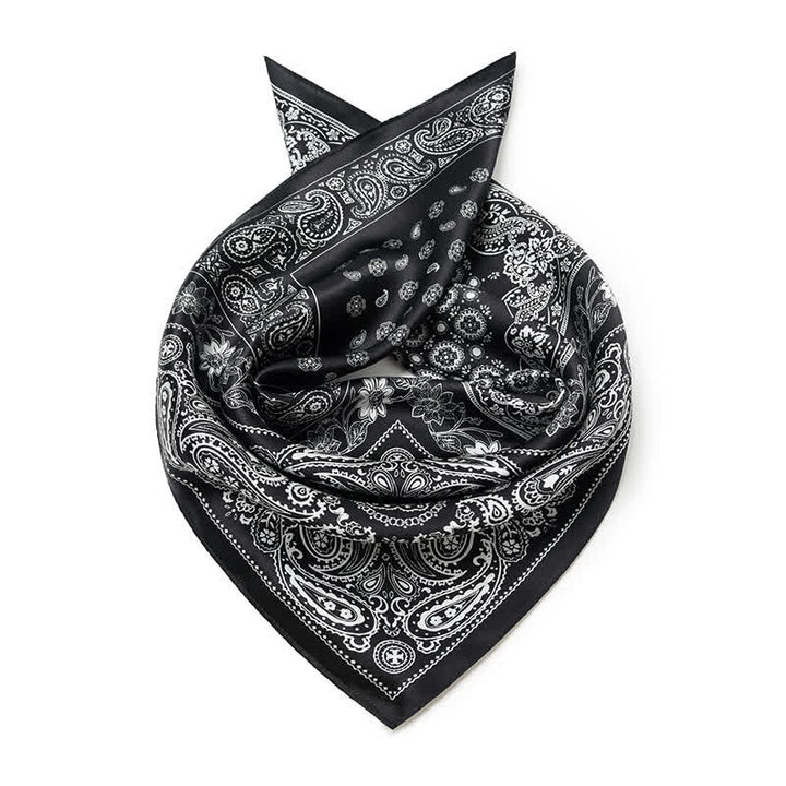 Bufanda cuadrada con diseño de cuadrícula de cuatro cuadros y estampado paisley en blanco y negro.