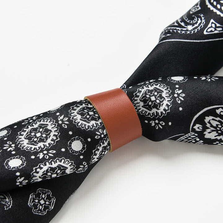 Bufanda cuadrada con diseño de cuadrícula de cuatro cuadros y estampado paisley en blanco y negro.