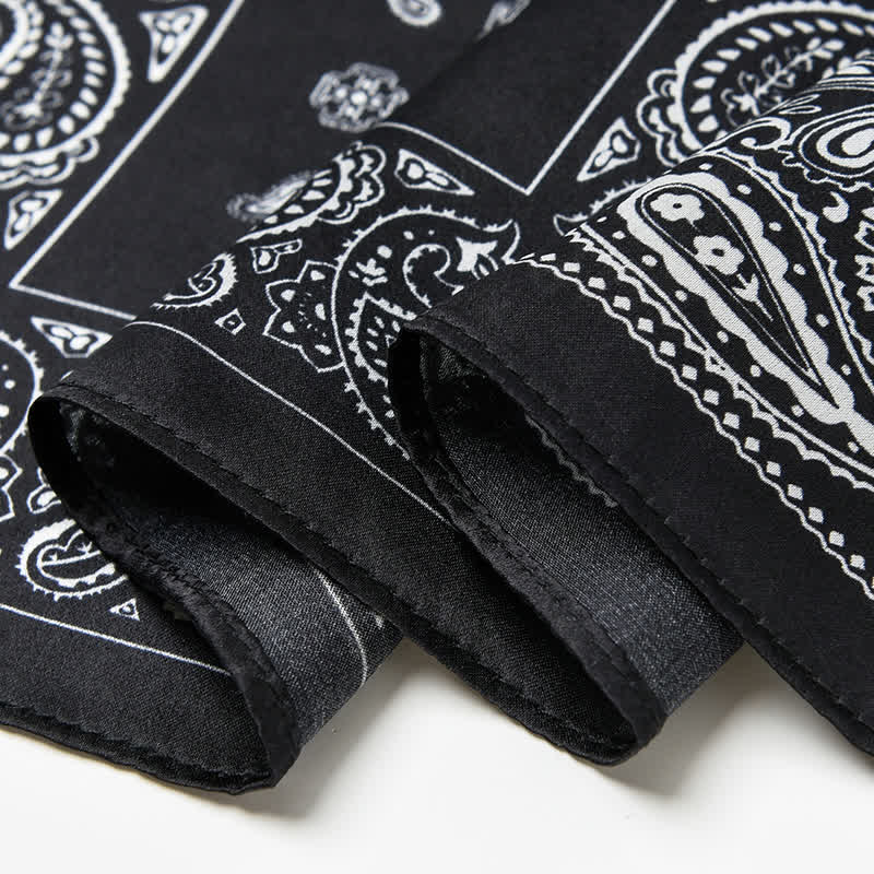 Bufanda cuadrada con diseño de cuadrícula de cuatro cuadros y estampado paisley en blanco y negro.