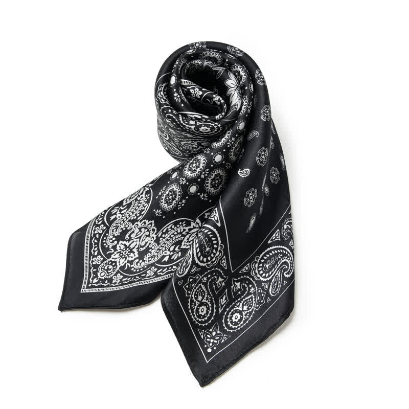 Bufanda cuadrada con diseño de cuadrícula de cuatro cuadros y estampado paisley en blanco y negro.
