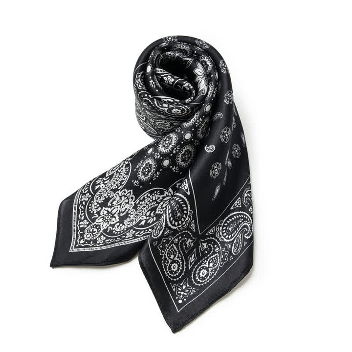 Bufanda cuadrada con diseño de cuadrícula de cuatro cuadros y estampado paisley en blanco y negro.