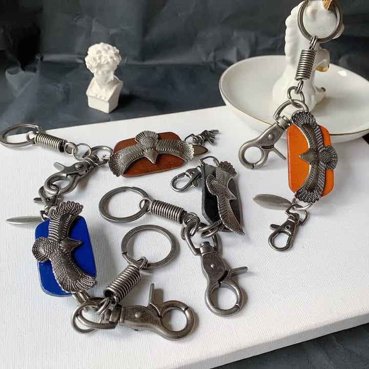 Llavero de cuero con colgante de metal y águila en vuelo