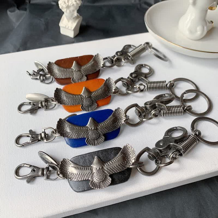 Llavero de cuero con colgante de metal y águila en vuelo