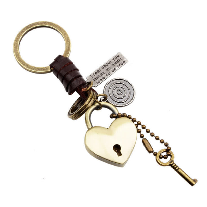 Llavero de cuero con candado y llave en forma de corazón