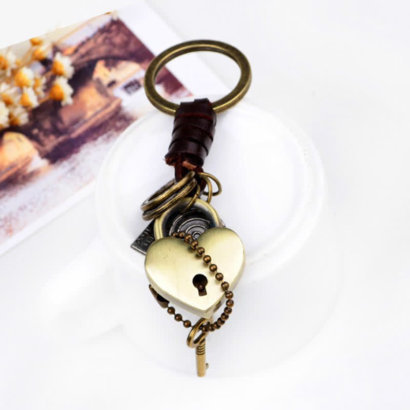 Llavero de cuero con candado y llave en forma de corazón
