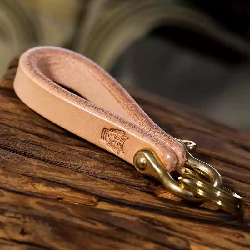 Llavero de cuero curtido vegetal natural hecho a mano